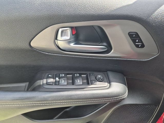 Used 2025 Chrysler Pacifica Select FWD image 13