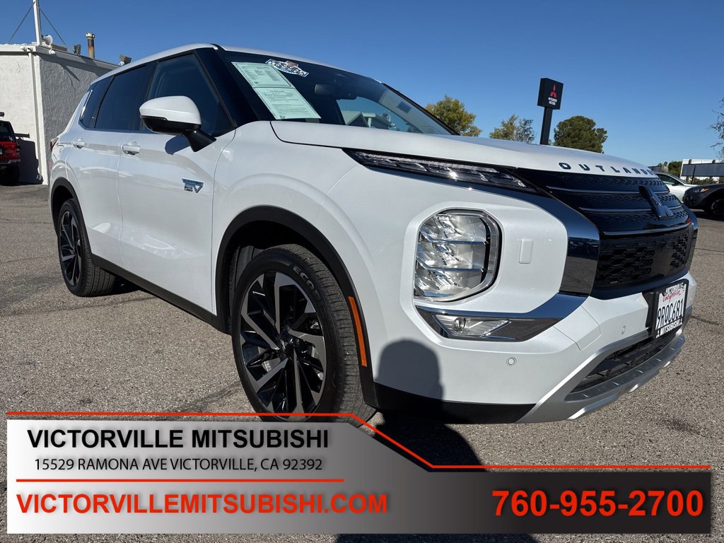 Used 2025 Mitsubishi Outlander SE image 1