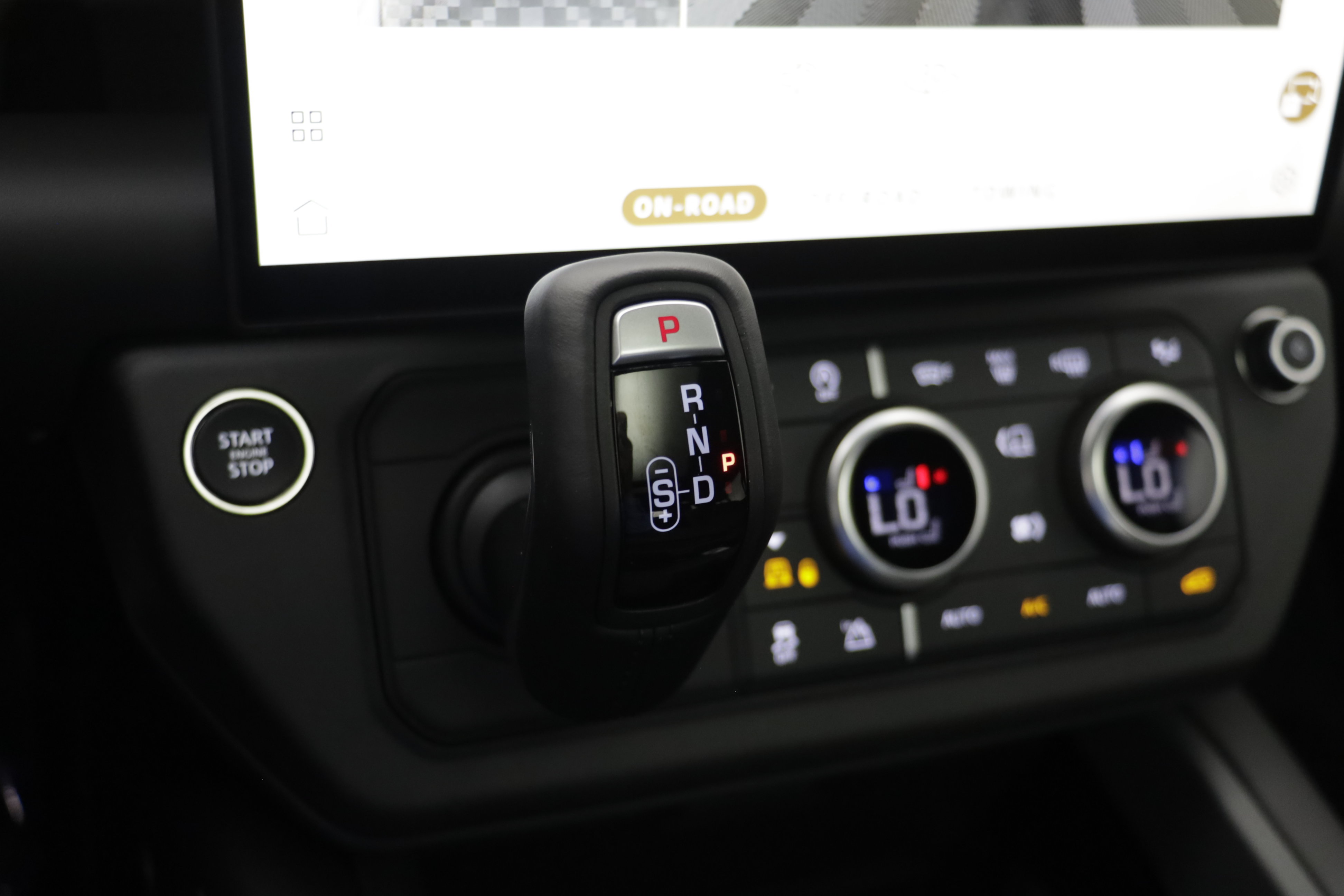 New 2026 Land Rover Defender 110 X-Dynamic SE AWD/4WD image 13