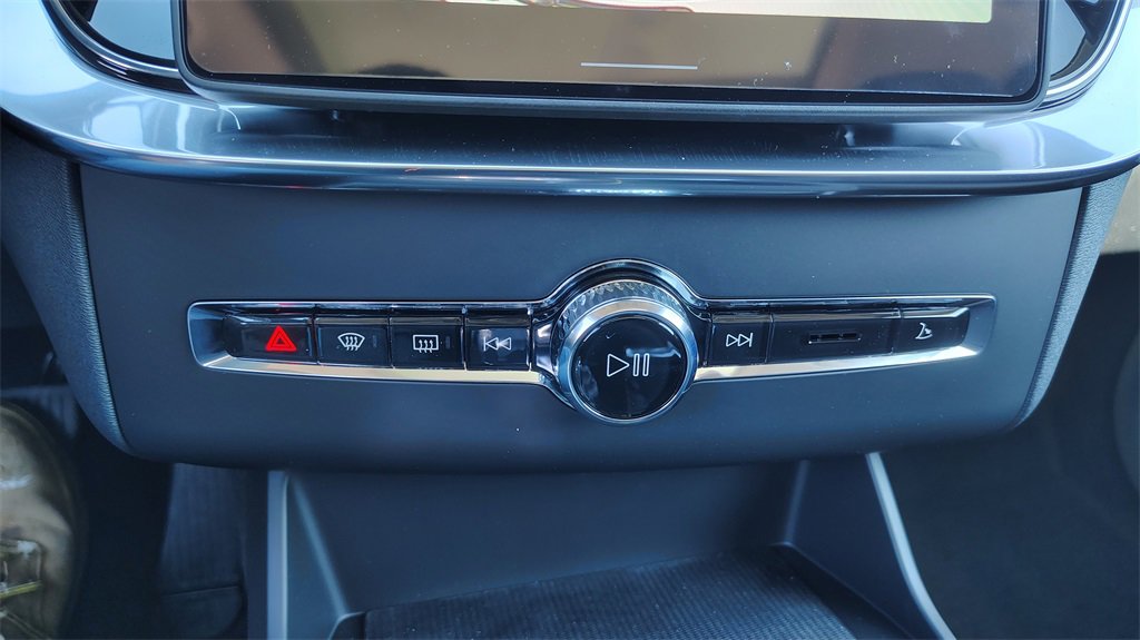 New 2025 Volvo XC90 T8 Core w/ Climate Package image 22