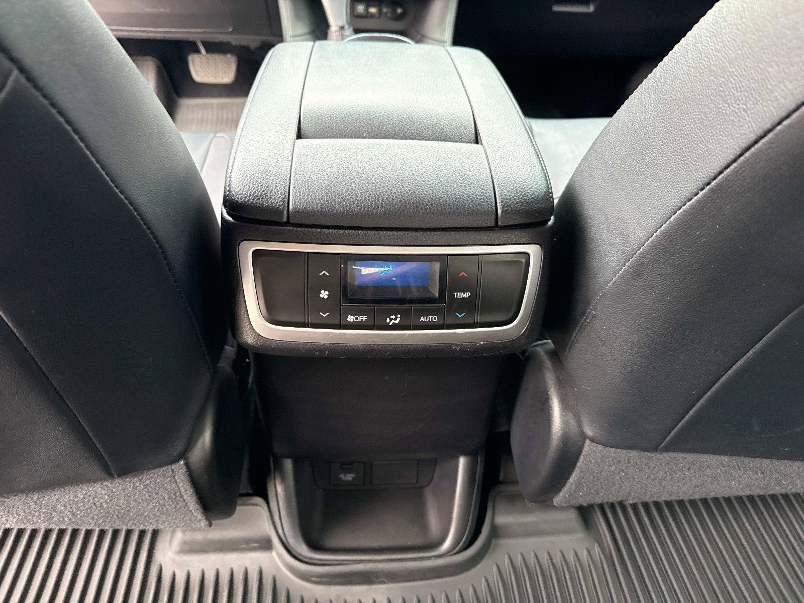 Used 2019 Toyota Highlander XLE AWD/4WD image 18