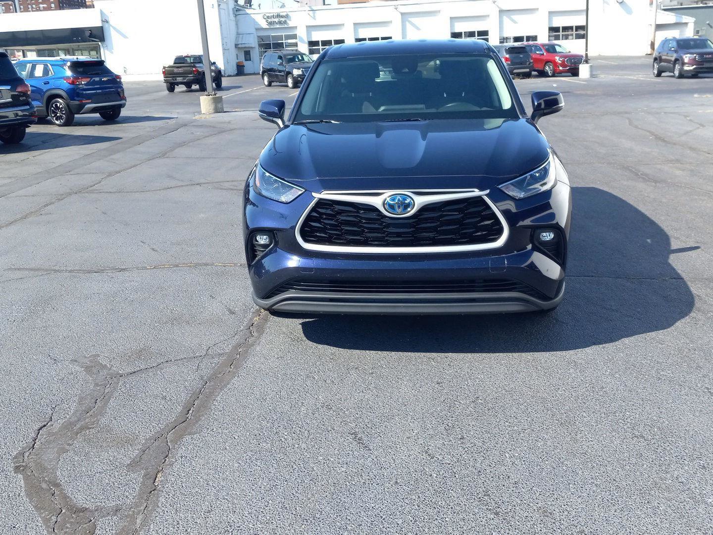 Used 2022 Toyota Highlander LE image 6