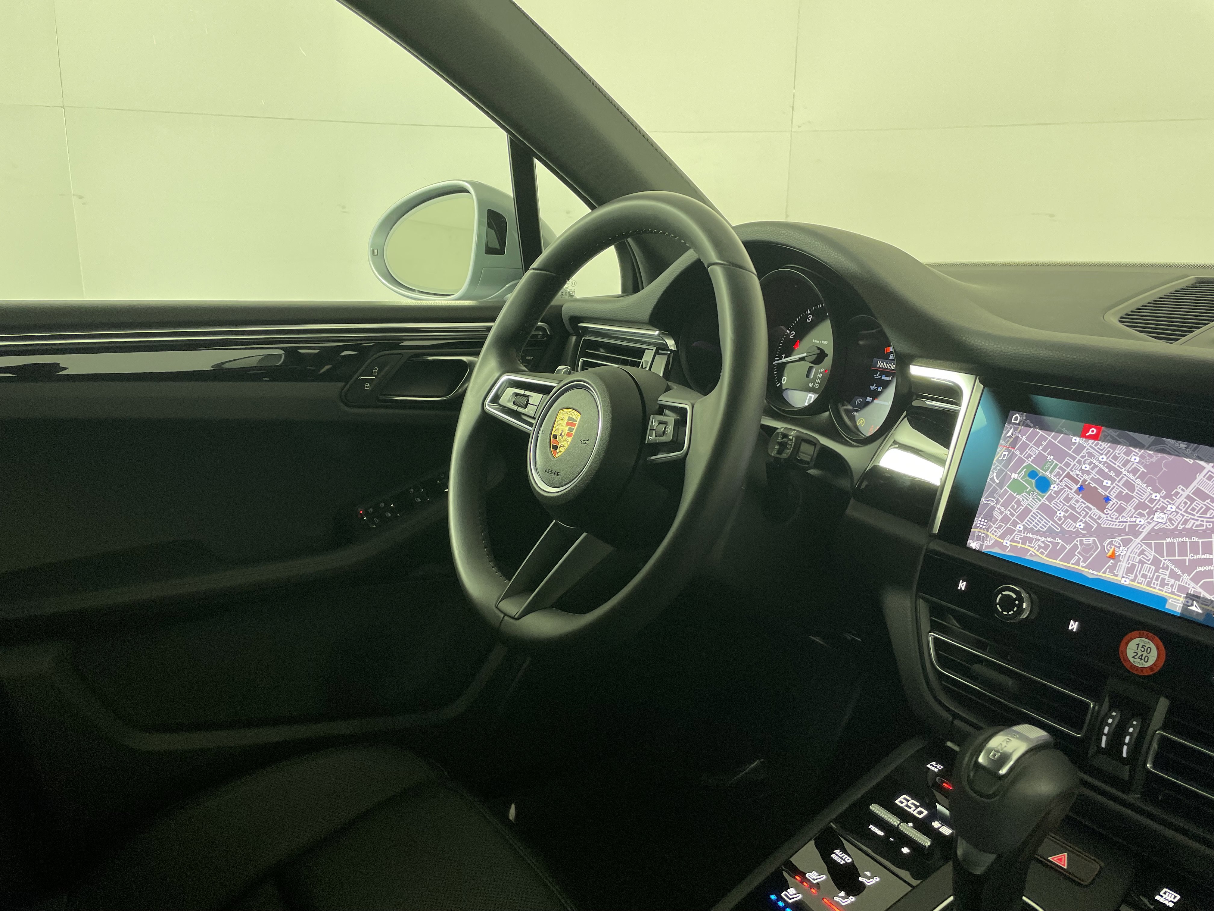 Used 2025 Porsche Macan image 12