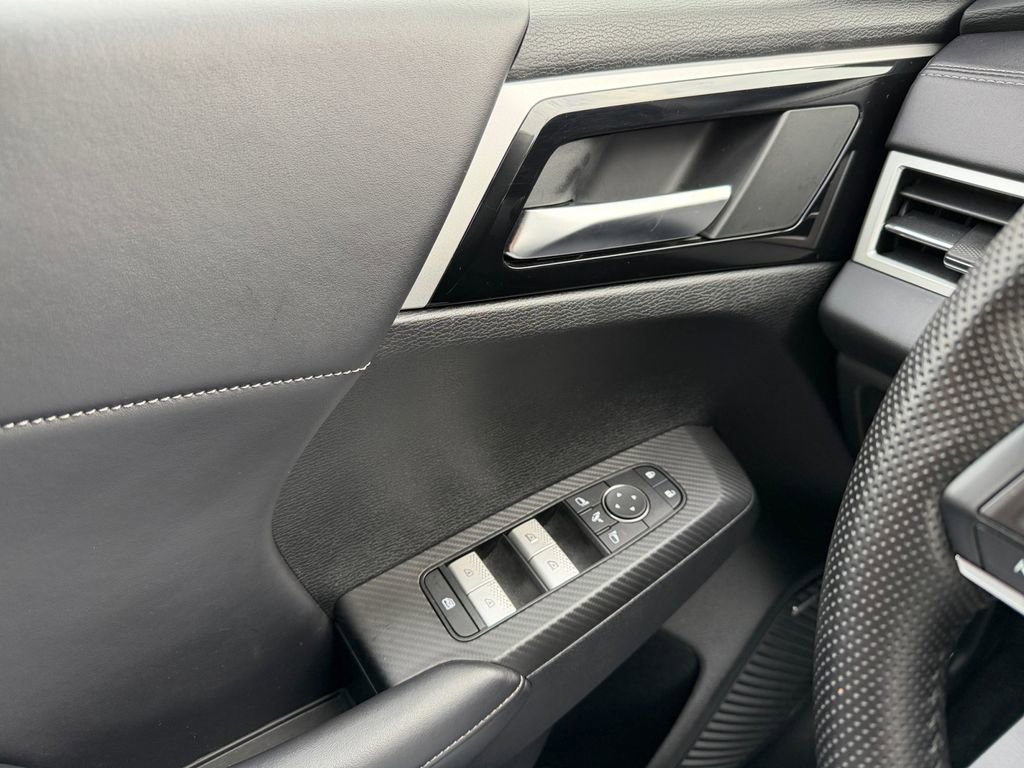 Used 2025 Mitsubishi Outlander SE image 19