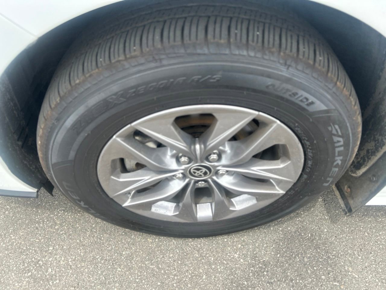 Used 2024 Toyota Sienna LE AWD/4WD image 9