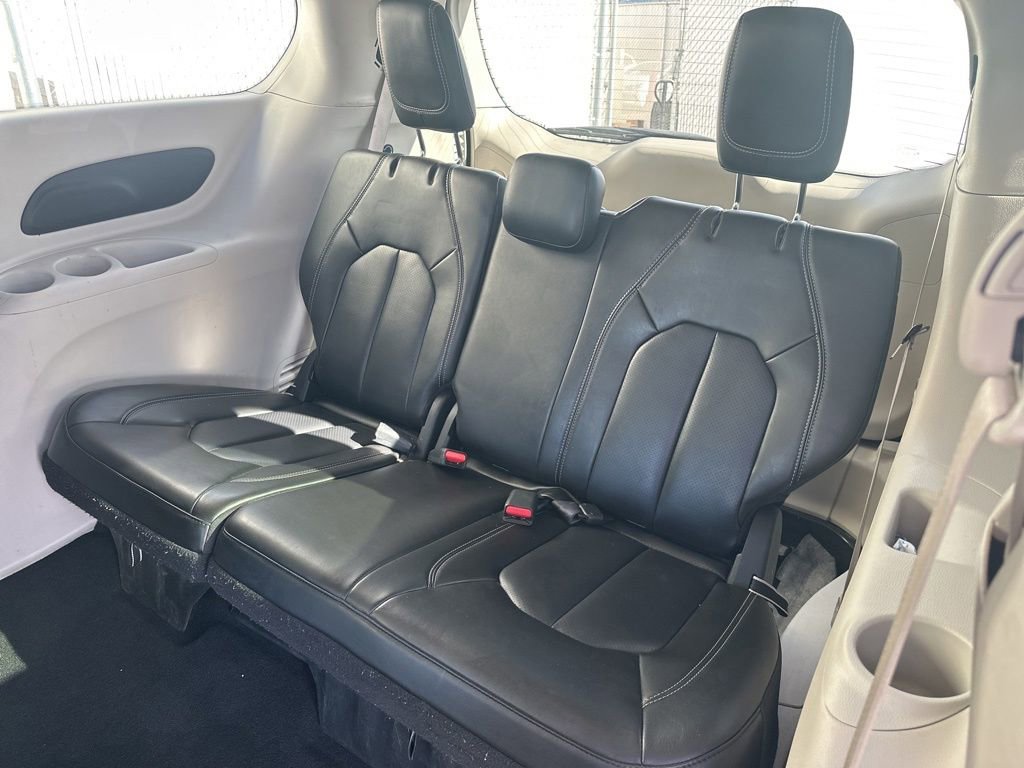 Used 2023 Chrysler Pacifica Touring-L image 7