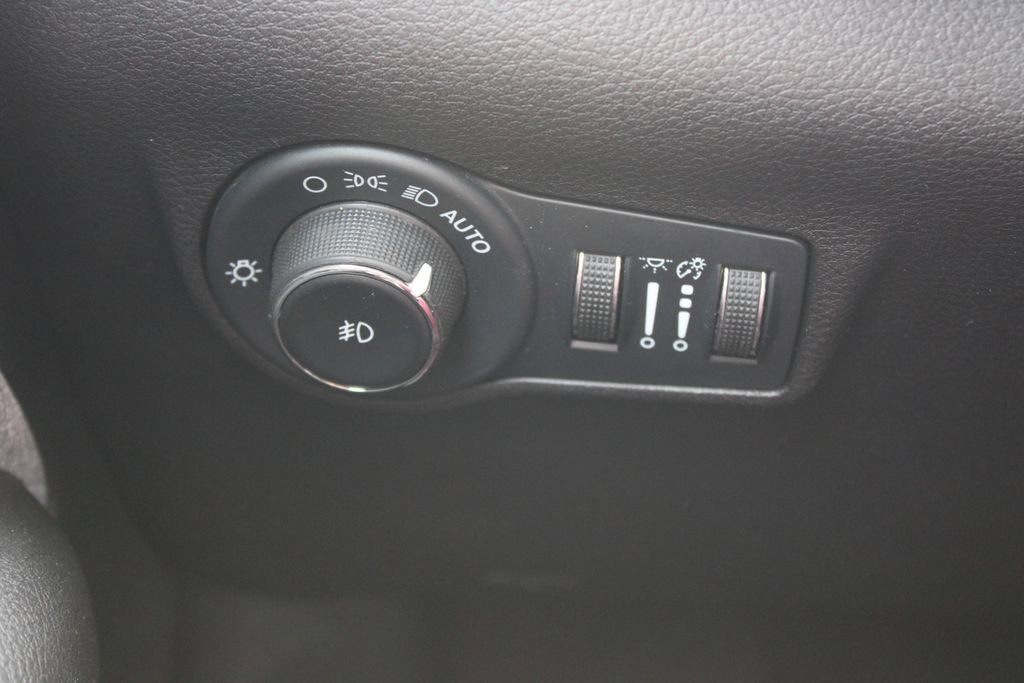 Used 2024 Jeep Compass Latitude AWD/4WD image 37