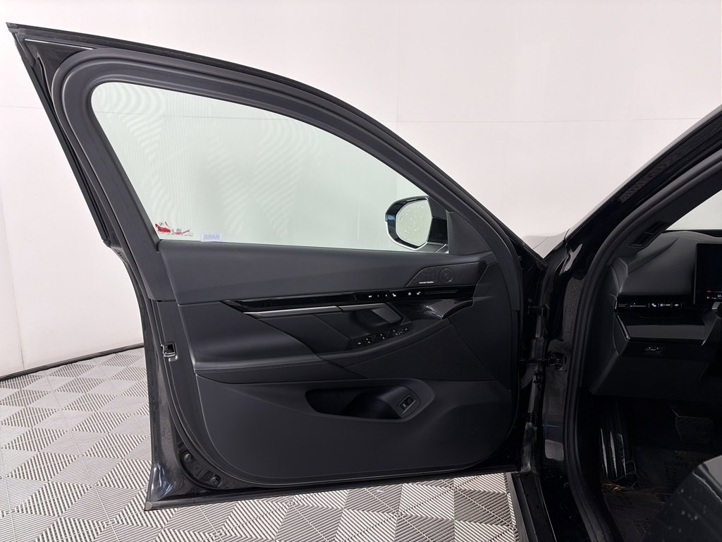 Used 2024 BMW 530i xDrive image 10