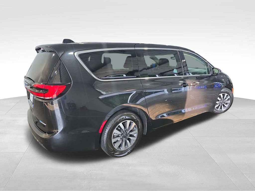 Used 2023 Chrysler Pacifica Touring-L FWD image 5