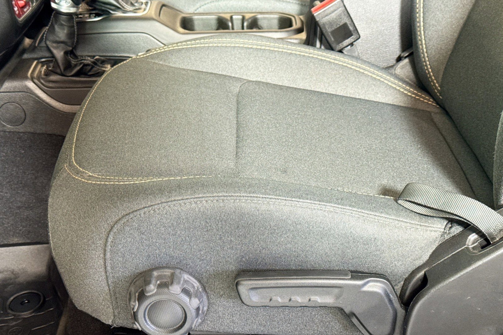 Used 2025 Jeep Gladiator Sport image 18