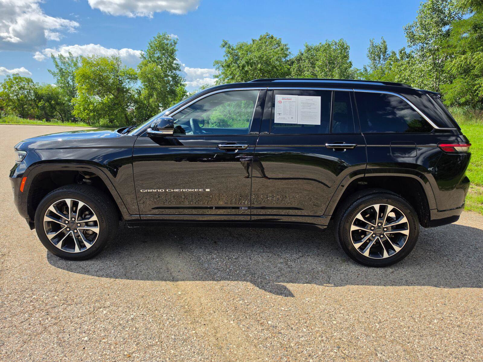 Used 2023 Jeep Grand Cherokee Overland w/ Luxury Tech Group IV AWD/4WD image 3