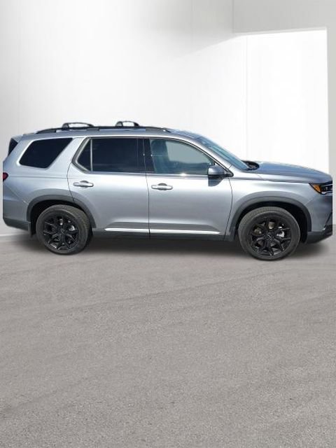 Certified 2025 Honda Pilot Touring image 3