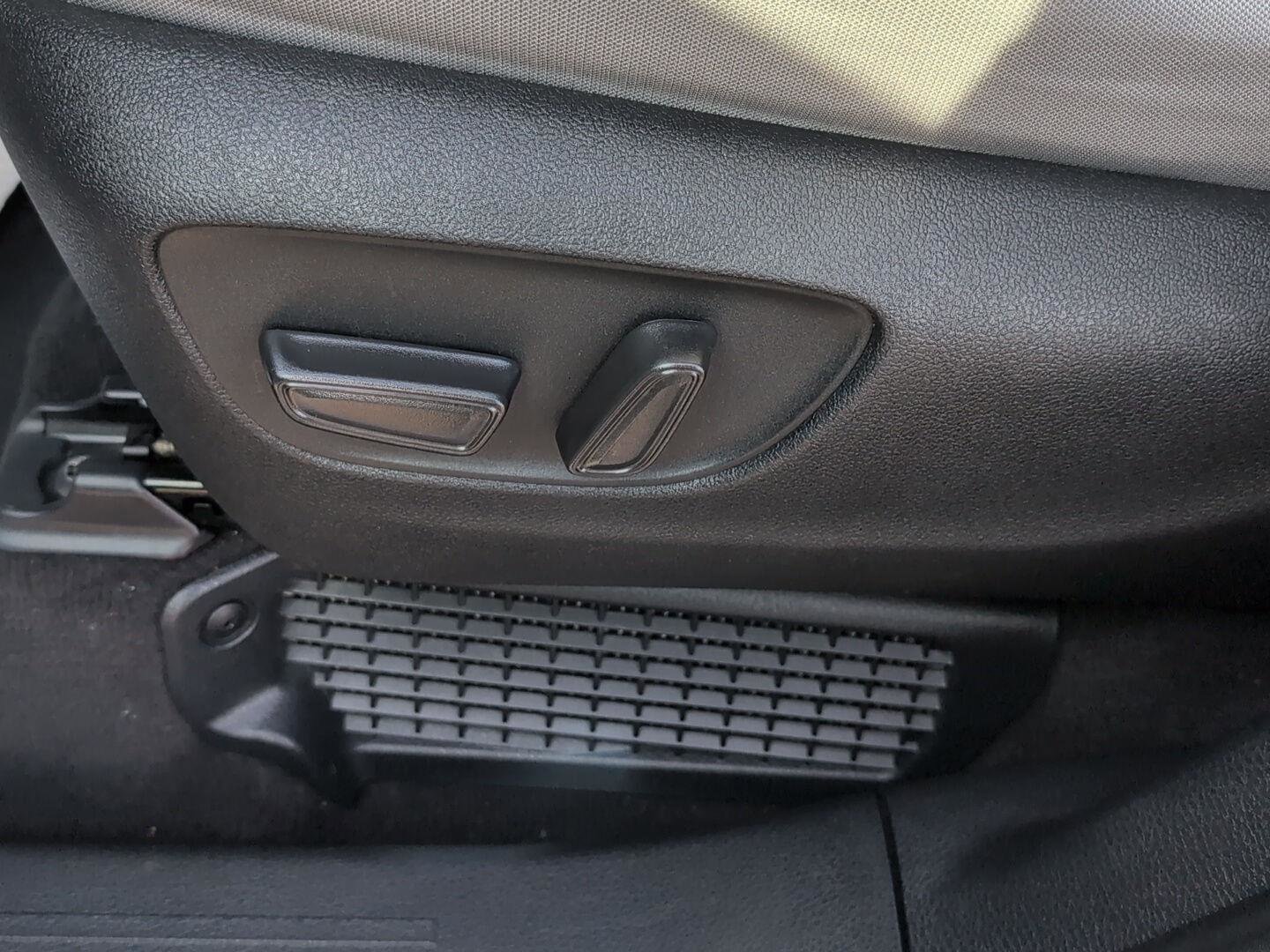 Used 2025 Toyota Sienna LE image 25