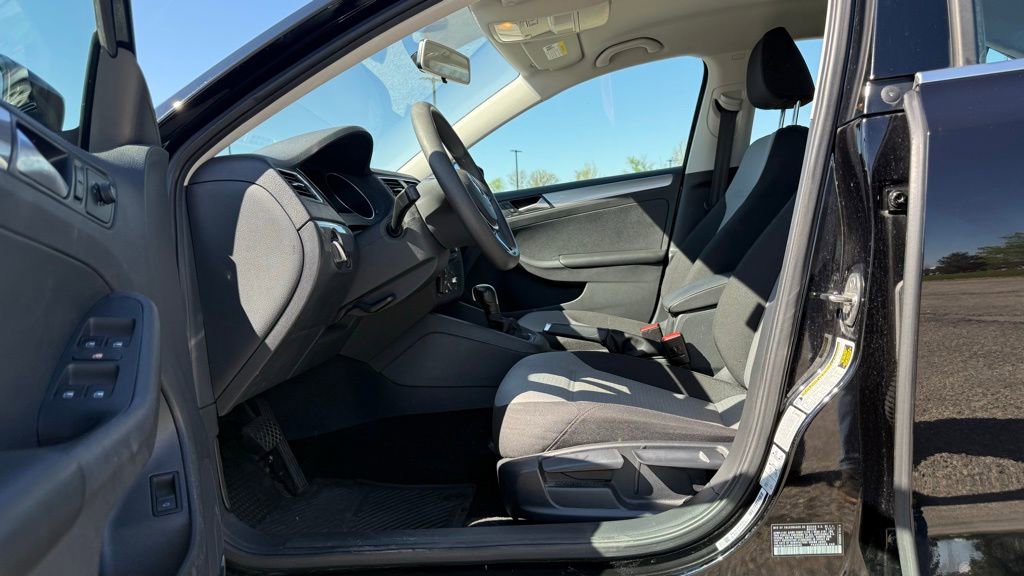 Used 2017 Volkswagen Jetta S w/ Jetta S Cold Weather Package FWD image 10