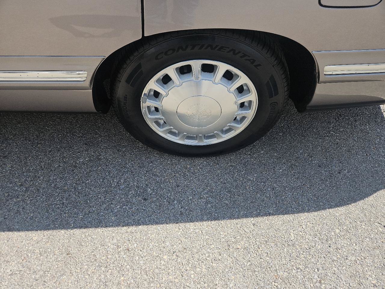 Used 1998 Cadillac De Ville FWD image 10