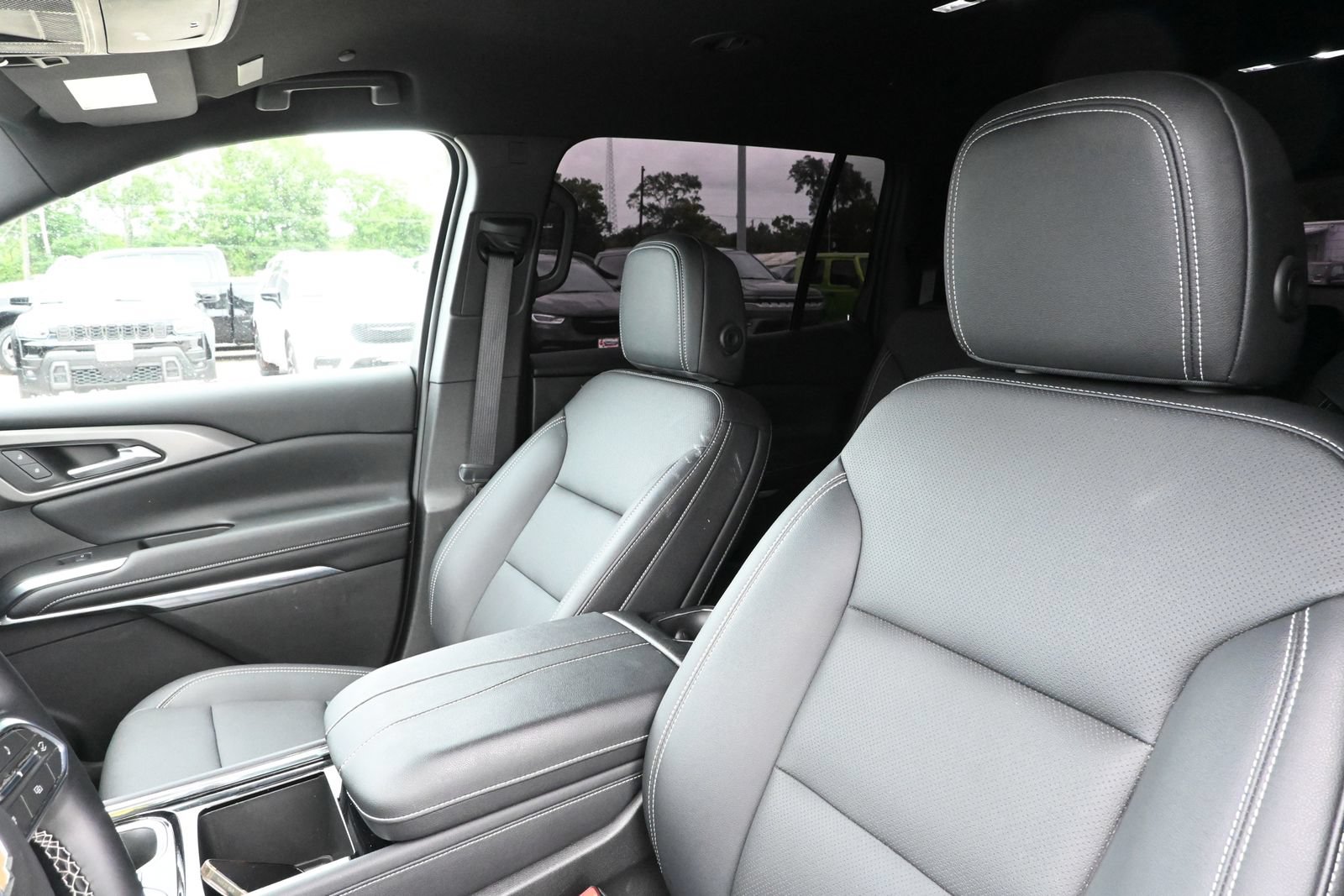 Used 2025 Chevrolet Traverse LT FWD image 24