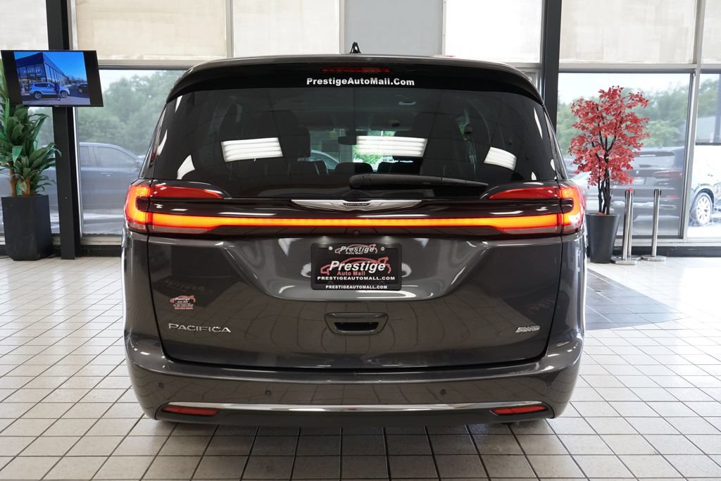 Used 2023 Chrysler Pacifica Touring-L AWD/4WD image 15