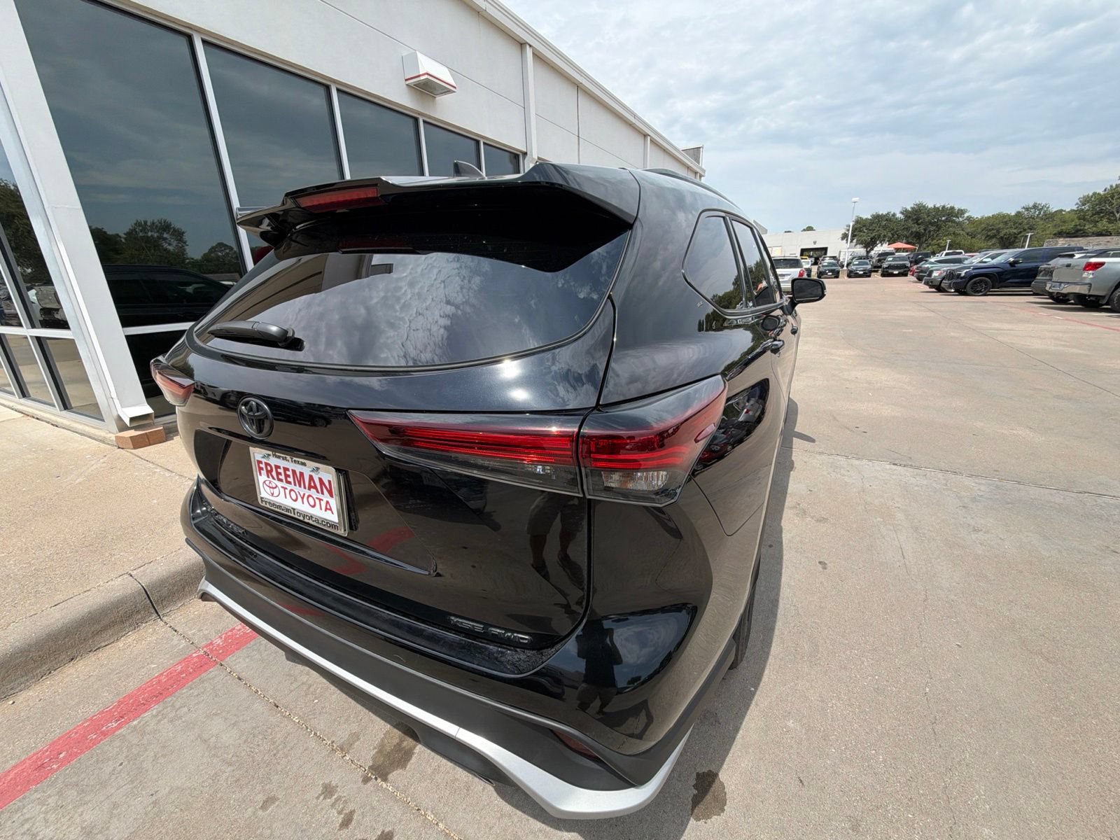 Used 2025 Toyota Highlander XSE AWD/4WD image 8