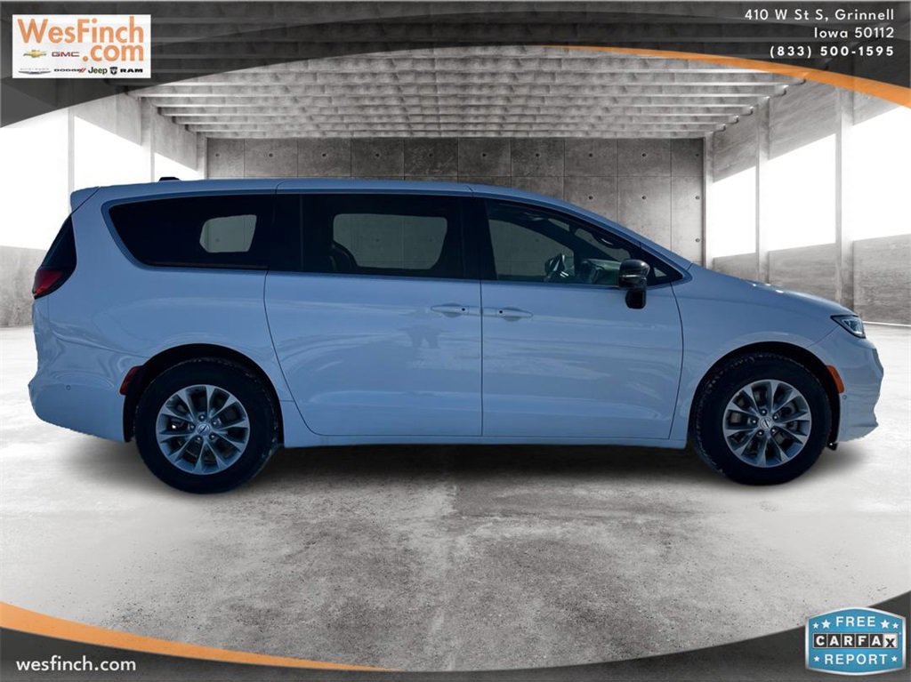 New 2025 Chrysler Pacifica Select image 4