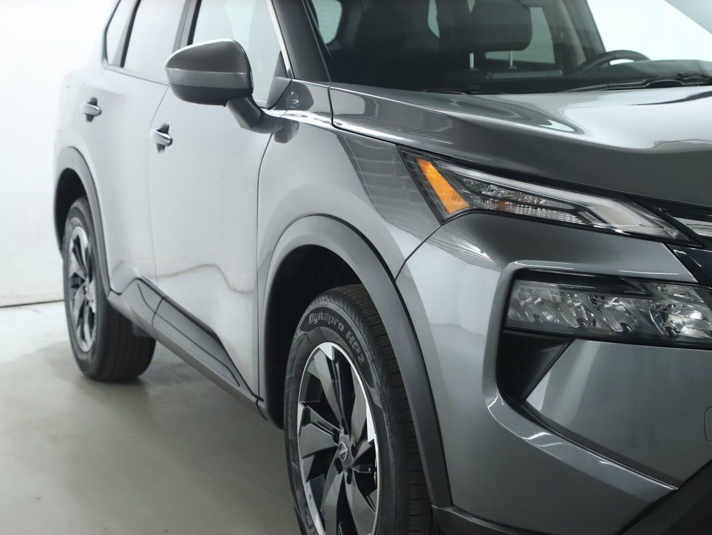 Used 2025 Nissan Rogue SV image 9