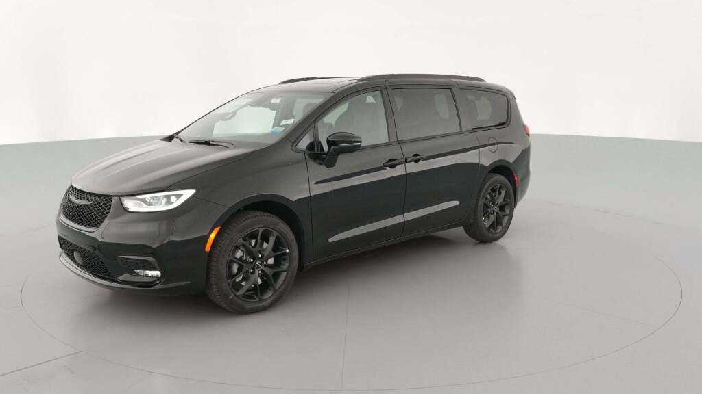 New 2026 Chrysler Pacifica Limited w/ S Appearance Package