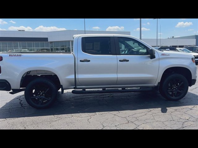 Certified 2022 Chevrolet Silverado 1500 Custom Trail Boss w/ LPO, Dark Essentials Package AWD/4WD image 9