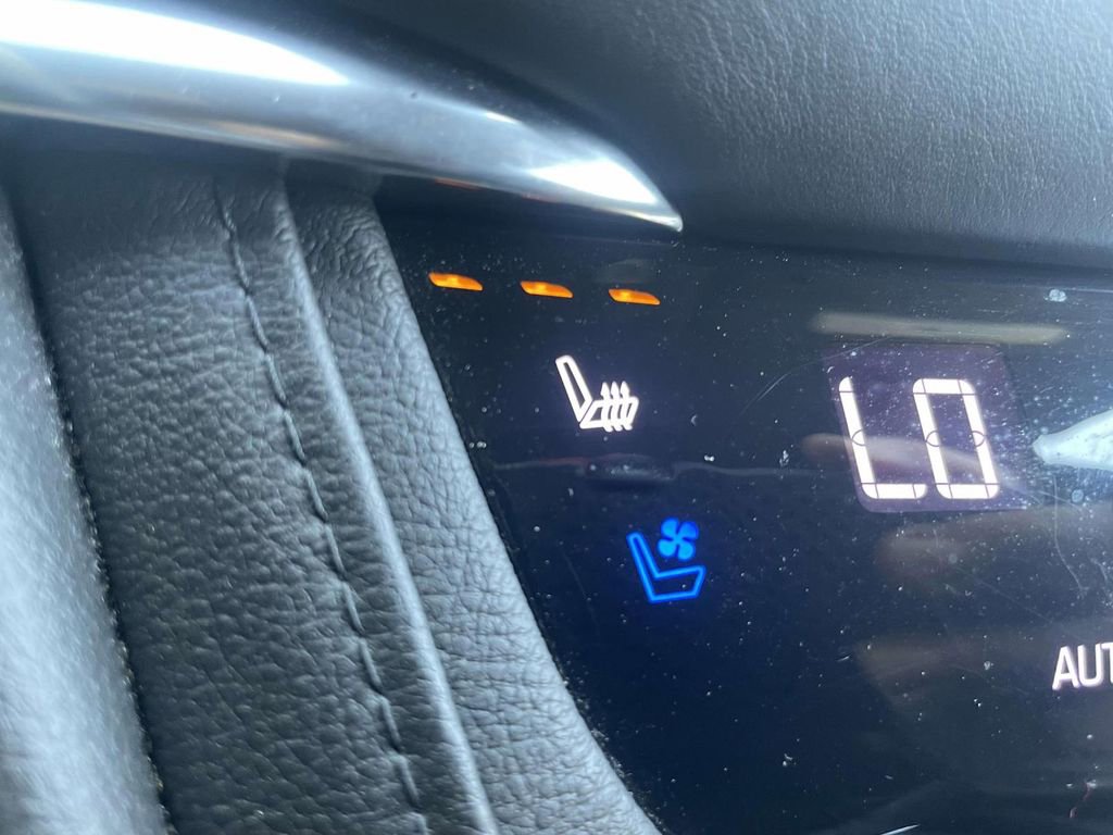 Used 2017 Cadillac XT5 Platinum w/ Driver Assist Package image 23