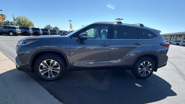 Used 2022 Toyota Highlander XLE AWD/4WD image 7