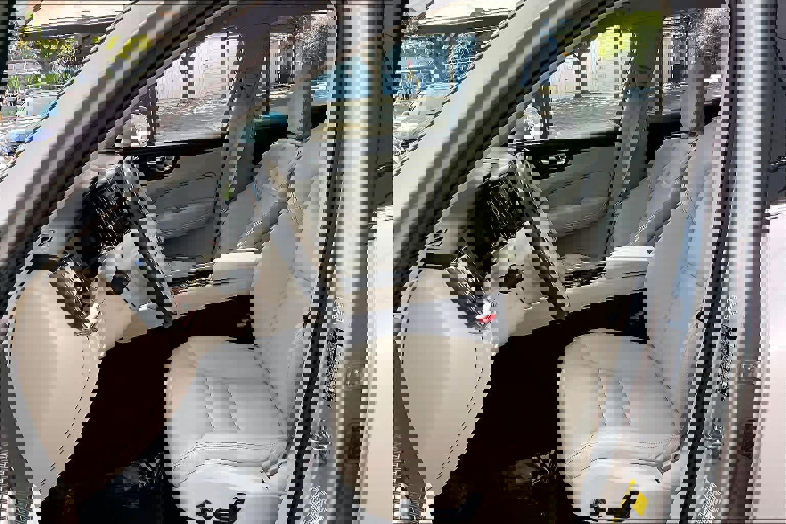 Used 2021 Volvo XC60 T6 Momentum image 8