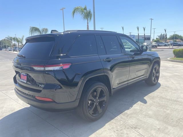 Used 2023 Jeep Grand Cherokee Altitude AWD/4WD image 8