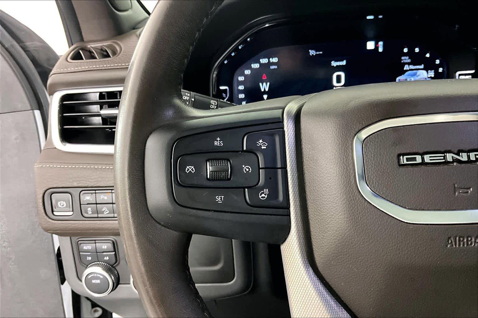 Used 2022 GMC Yukon XL Denali AWD/4WD image 23