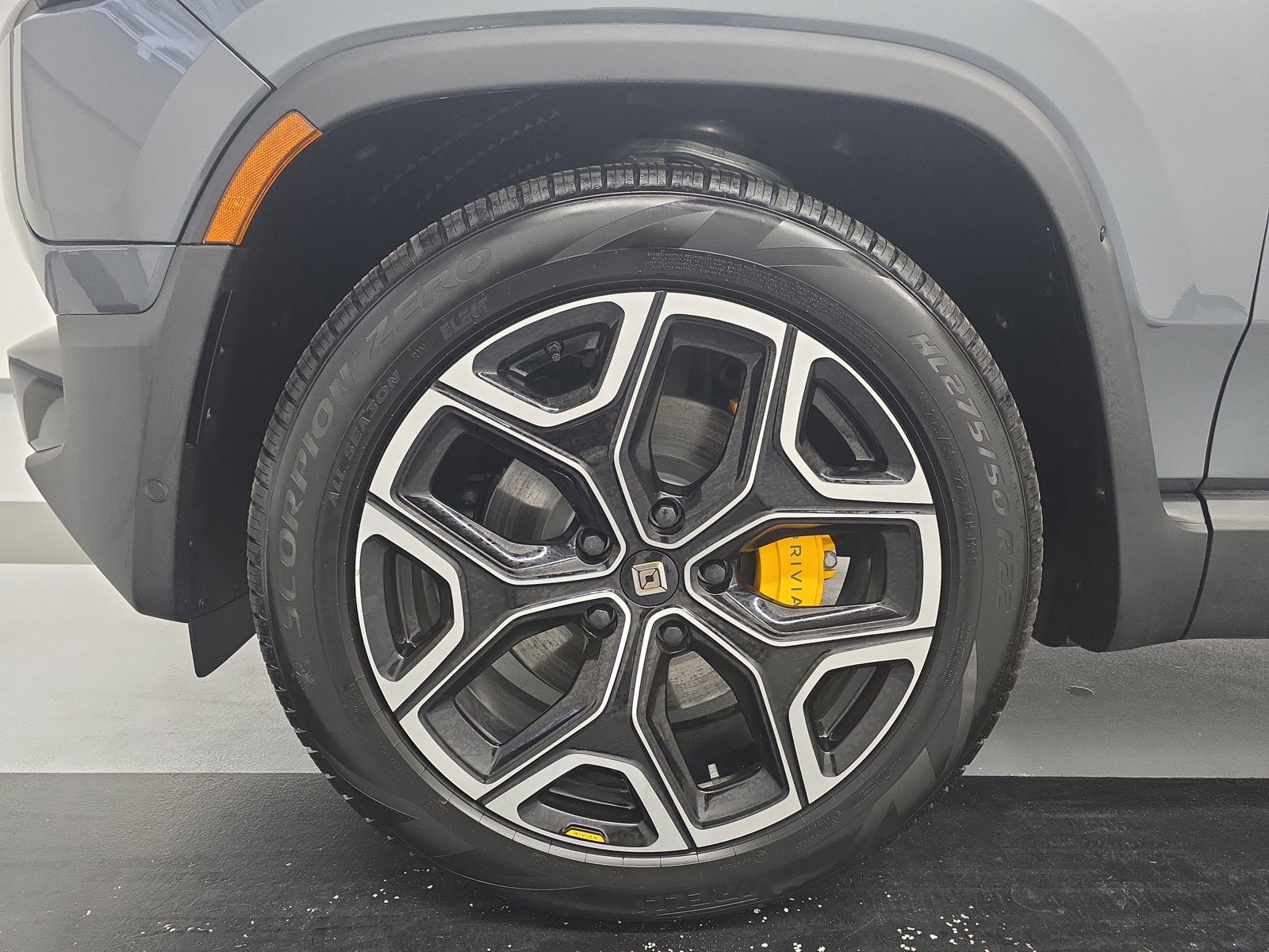 Used 2024 Rivian R1S Adventure AWD/4WD image 9