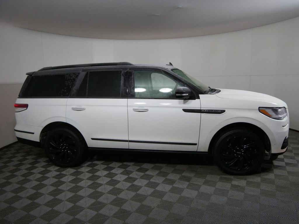 Used 2023 Lincoln Navigator Reserve image 2