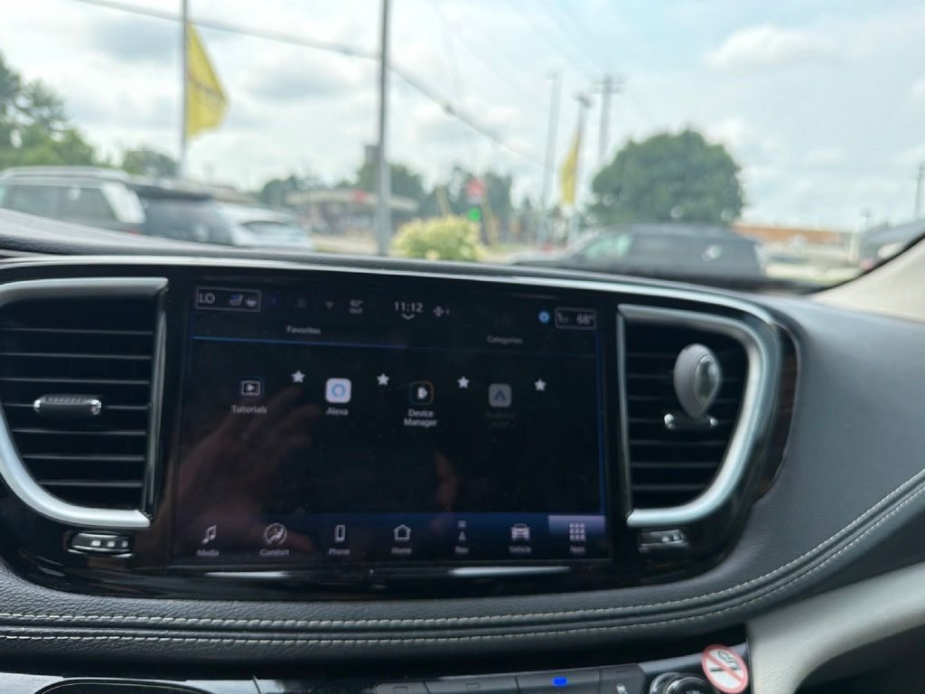 Used 2024 Chrysler Pacifica Limited FWD image 28