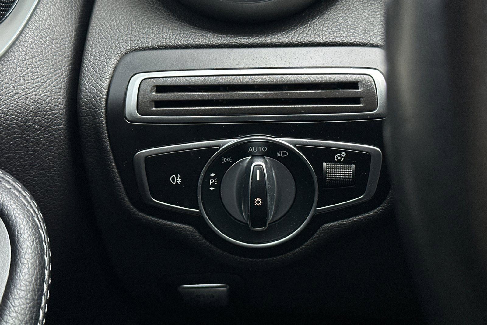 Used 2019 Mercedes-Benz C 300 Sedan image 31