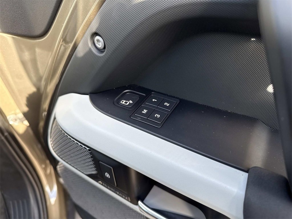 Used 2020 Land Rover Defender 110 SE image 30