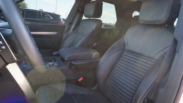 Used 2024 Land Rover Discovery Dynamic SE AWD/4WD image 11
