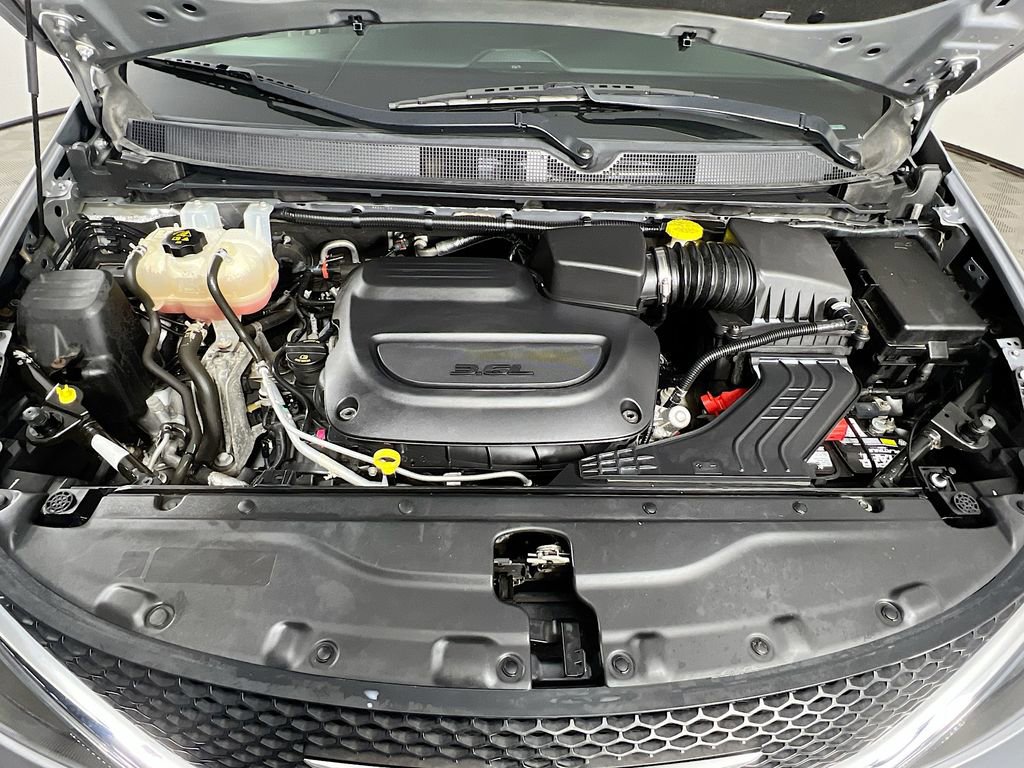 Used 2020 Chrysler Voyager LX image 29