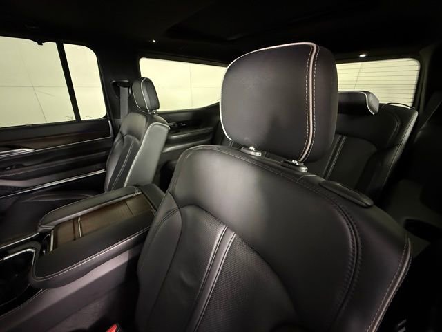 Used 2022 Jeep Grand Wagoneer Series II AWD/4WD image 24