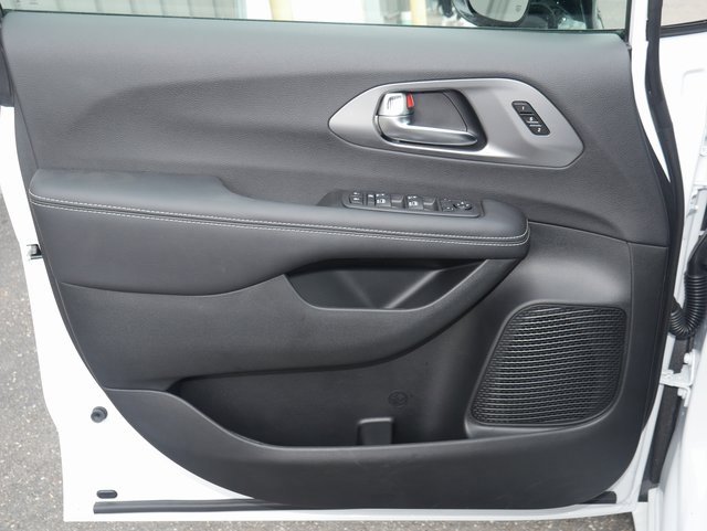 New 2026 Chrysler Pacifica Select image 15