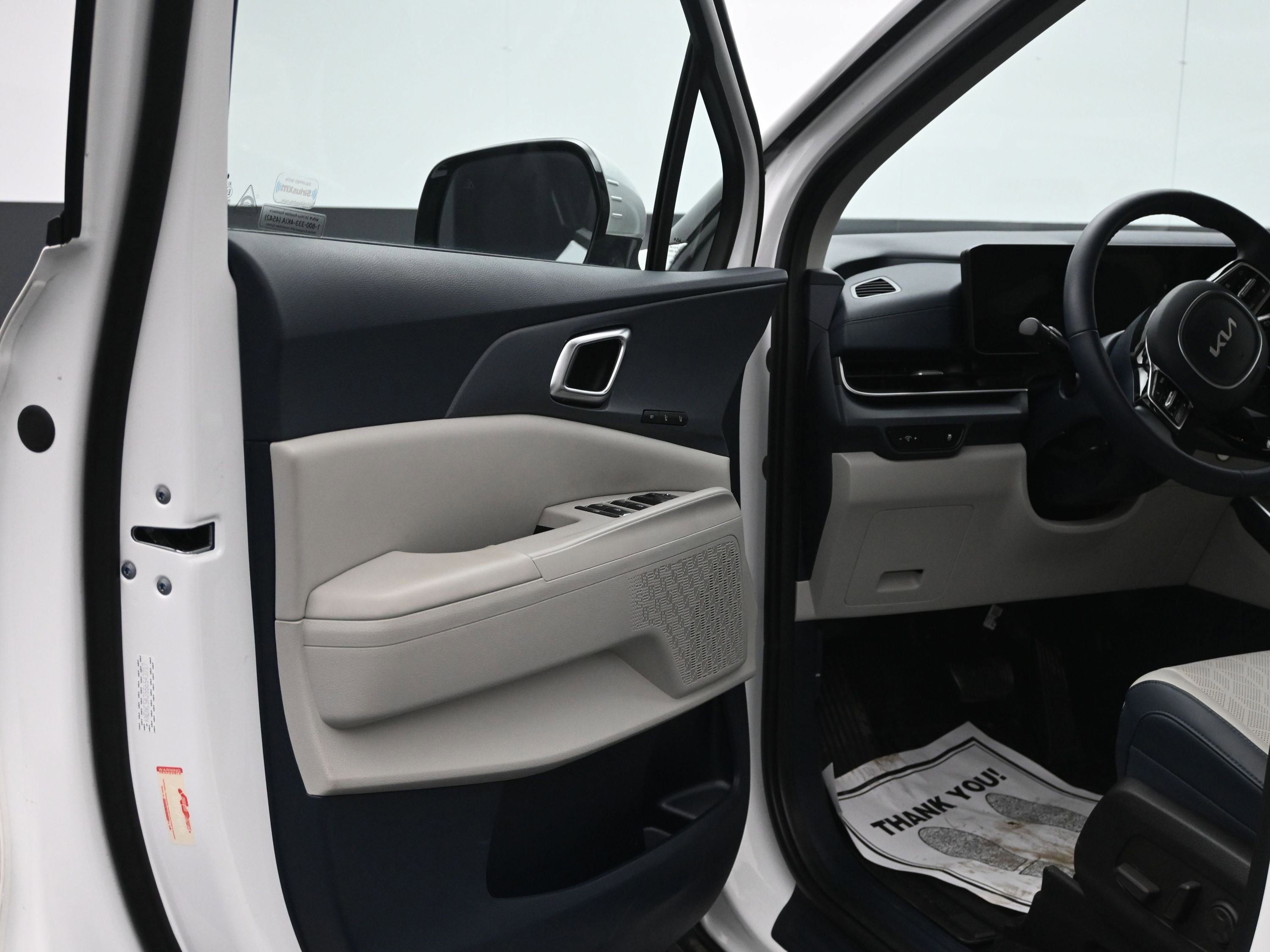 Used 2025 Kia Carnival EX image 16