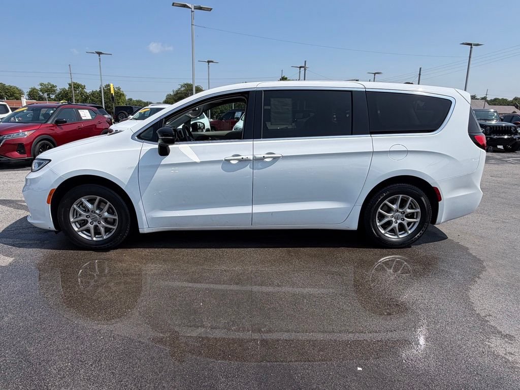 Used 2024 Chrysler Pacifica Touring-L FWD image 6