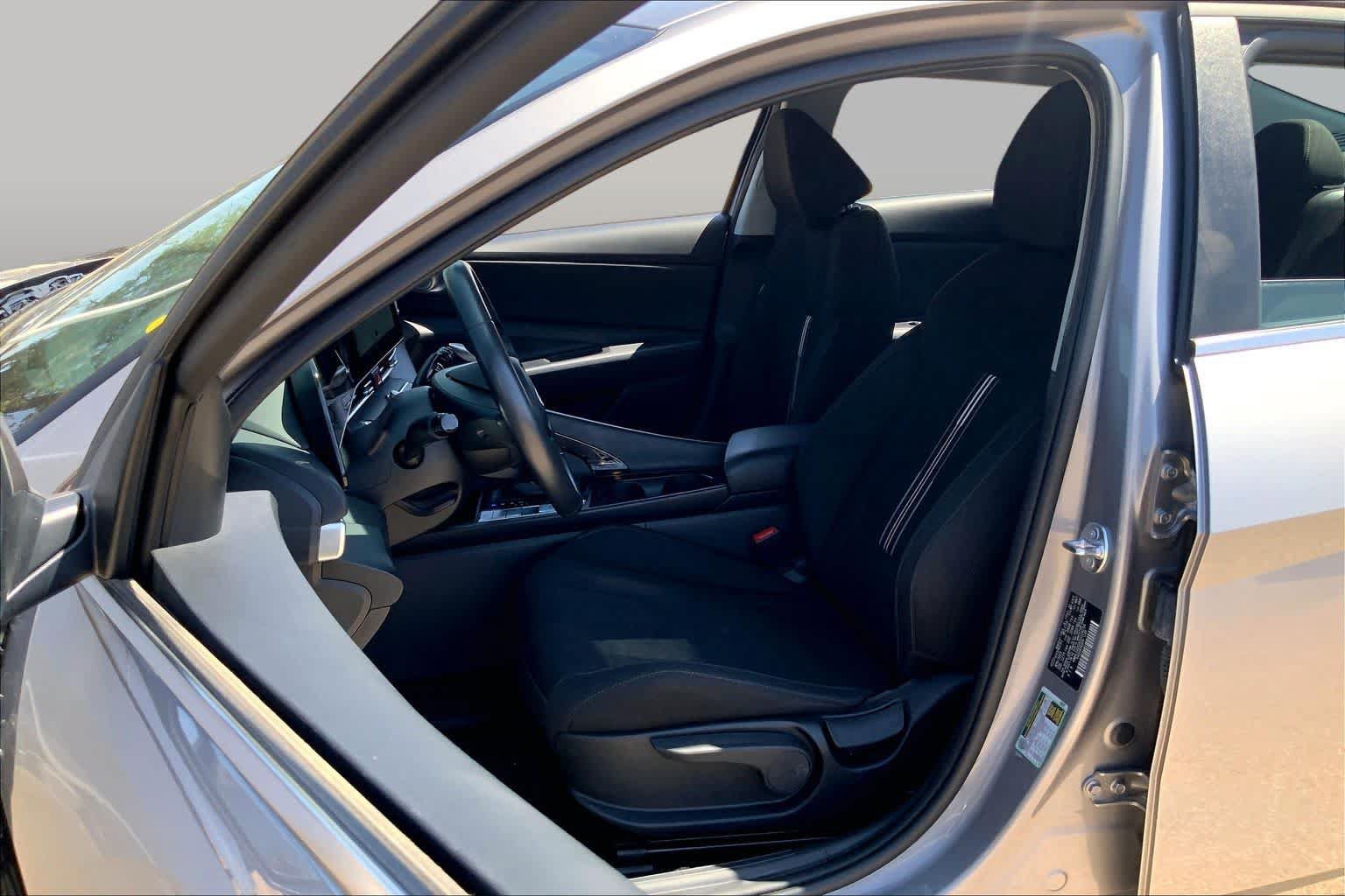 Used 2025 Hyundai Elantra SEL FWD image 8