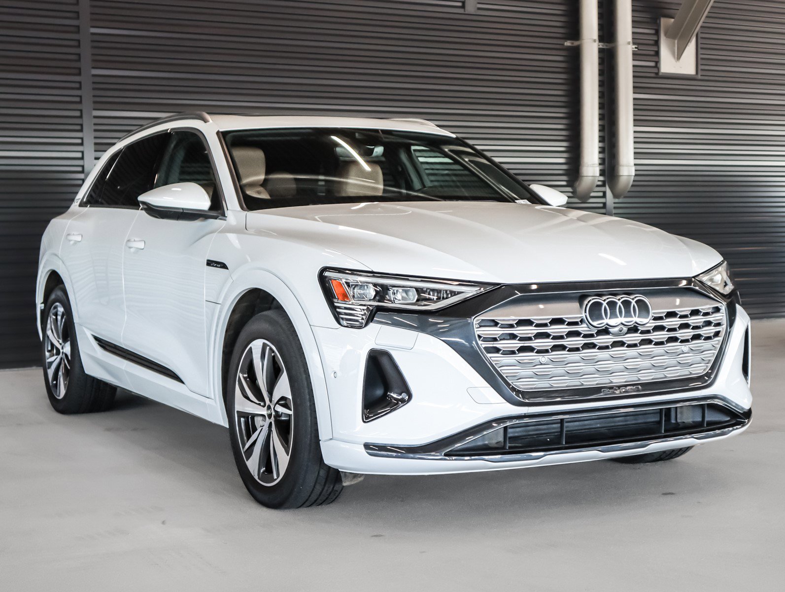 Used 2024 Audi Q8 e-tron Premium Plus image 12