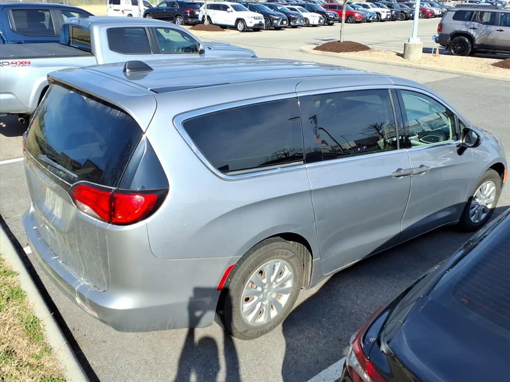 Used 2020 Chrysler Voyager L image 4