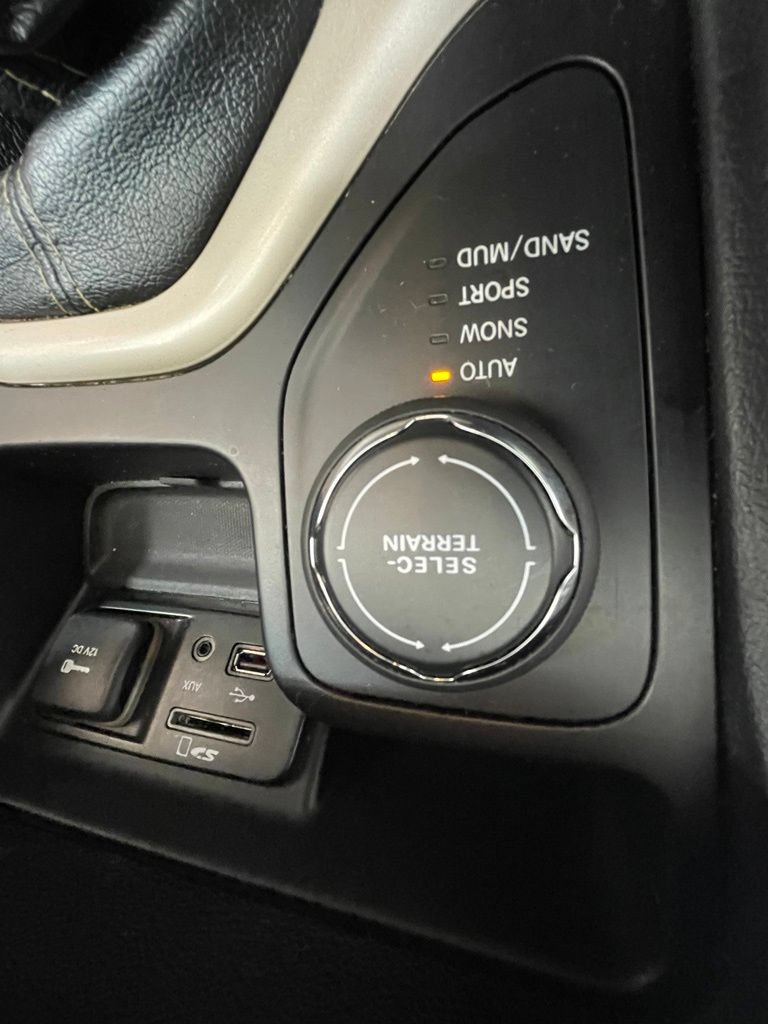 Used 2017 Jeep Cherokee Limited AWD/4WD image 21