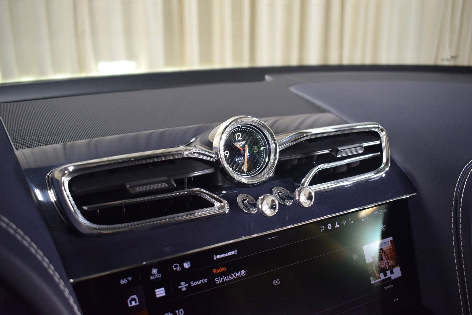 New 2025 Bentley Bentayga AWD/4WD image 33