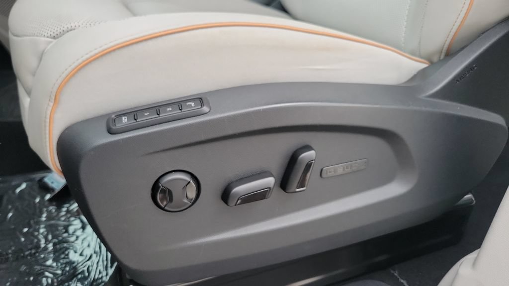 Used 2025 Volkswagen ID. Buzz 1st Edition AWD/4WD image 19