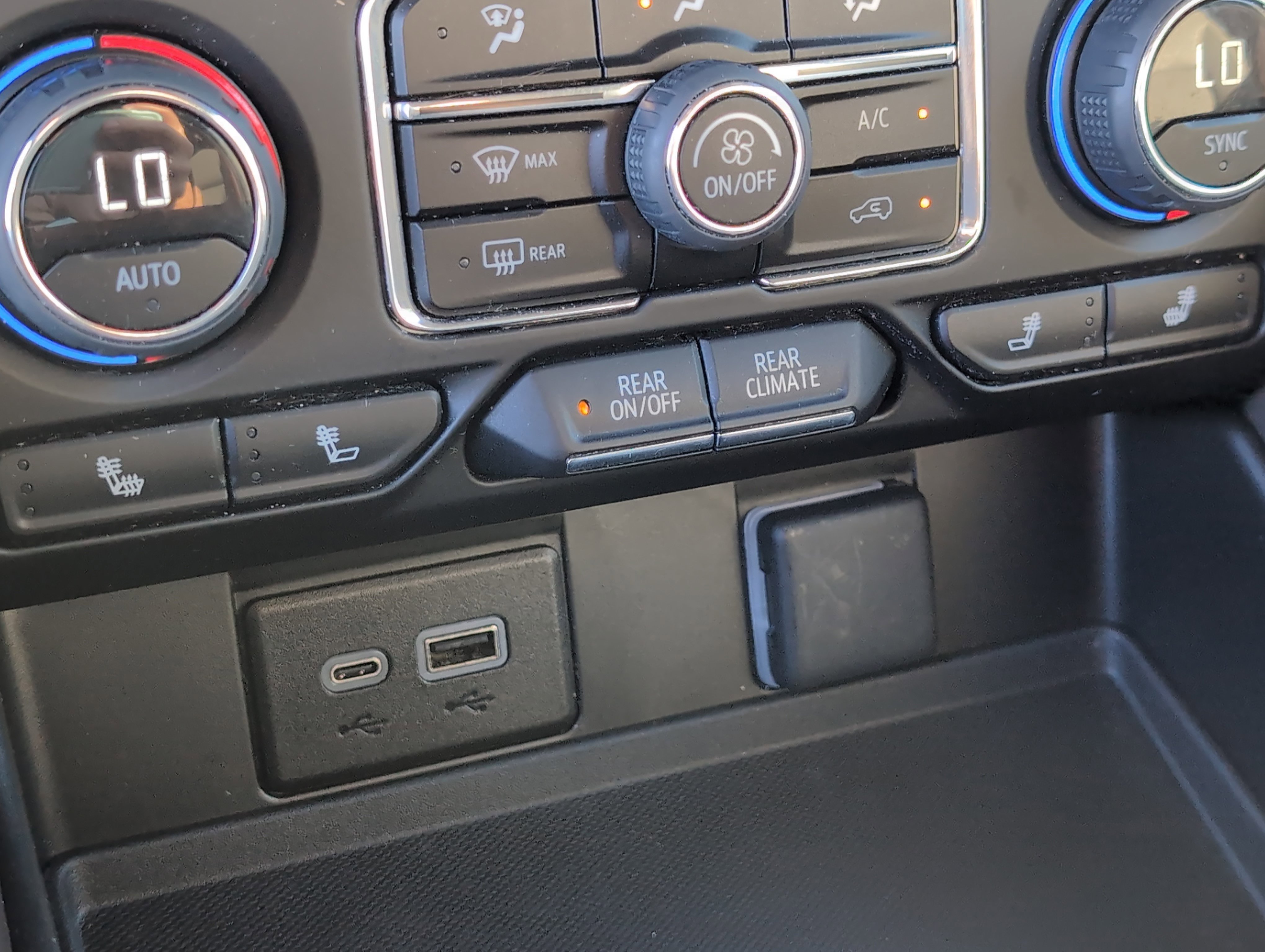 Used 2024 Chevrolet Tahoe Z71 w/ Luxury Package image 17