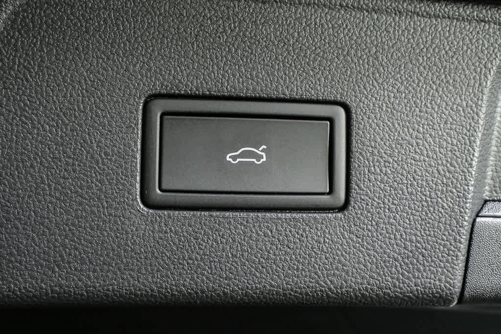 Certified 2025 Volkswagen Atlas SEL Premium R-Line image 38